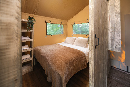 012 Safaritent met prive sanitair en extra groot terras | 8 personen