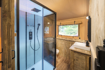 018 Safaritent met prive sanitair en extra groot terras | 8 personen