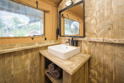 019 Safaritent met prive sanitair en extra groot terras | 8 personen