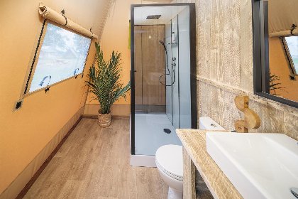 009 Tribe lodgetent met prive sanitair | 6 pers