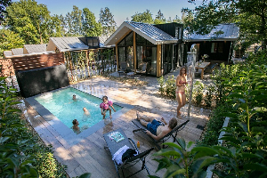 Luxe 6 persoons Pool Lodge in een bosrijke omgeving