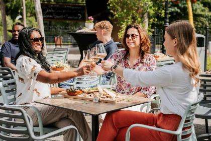 023 Luxe chalet voor 4 personen met hottub op vakantiepark de Thijmse Berg