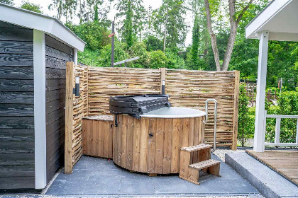 006 Zes persoons lodge met hottub op de Thijmse Berg