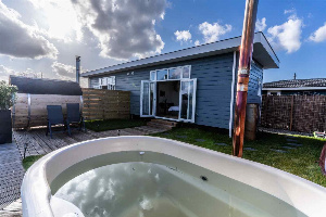 Luxe 2 persoons Tiny House met Hottub en Sauna aan de Vinkeveense Plassen