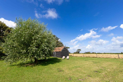 008 Sfeervolle 8 persoons vakantieboerderij dichtbij de zee en met ruime tuin vlakbij Domburg