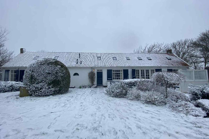 013 Sfeervolle 8 persoons vakantieboerderij dichtbij de zee en met ruime tuin vlakbij Domburg