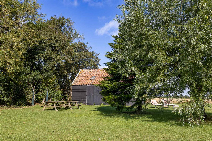 029 Sfeervolle 8 persoons vakantieboerderij dichtbij de zee en met ruime tuin vlakbij Domburg