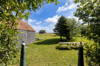 037 Sfeervolle 8 persoons vakantieboerderij dichtbij de zee en met ruime tuin vlakbij Domburg