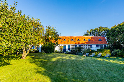 042 Sfeervolle 8 persoons vakantieboerderij dichtbij de zee en met ruime tuin vlakbij Domburg