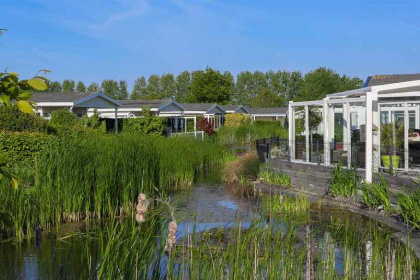 011 6 persoons vakantiewoning met terras en een dakterras op een vakantiepark in Breskens