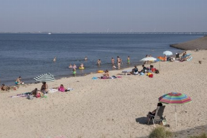 017 Vrijstaande 6 persoons villa met open haard en buitensauna in Colijnsplaat