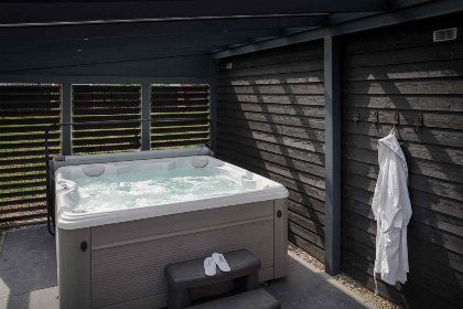 005 Vrijstaande 6 persoons wellnessvilla met bubbelbad en buitensauna in Colijnsplaat