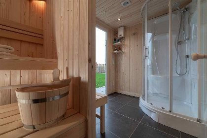 008 Vrijstaande 6 persoons wellnessvilla met bubbelbad en buitensauna in Colijnsplaat