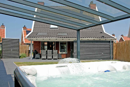 011 Vrijstaande 6 persoons wellnessvilla met bubbelbad en buitensauna in Colijnsplaat