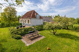 Uniek overnachten in 16e eeuwse 'Boerderij Molenhof' met riante tuin | Stationsweg 5 | Heinkenszand Uniek overnachten in 16e eeuwse 'Boerderij Molenhof' met riante tuin | Stationsweg 5 | Heinkenszand