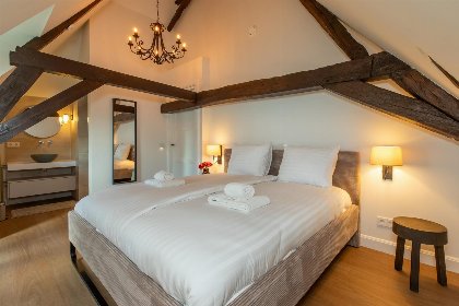 008 Uniek overnachten in 16e eeuwse 'Boerderij Molenhof' met riante tuin | Stationsweg 5 | Heinkenszand