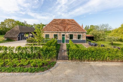 010 Uniek overnachten in 16e eeuwse 'Boerderij Molenhof' met riante tuin | Stationsweg 5 | Heinkenszand