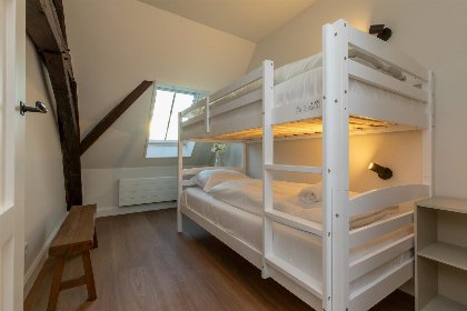 033 Uniek overnachten in 16e eeuwse 'Boerderij Molenhof' met riante tuin | Stationsweg 5 | Heinkenszand