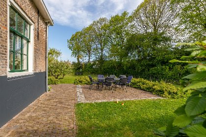 043 Uniek overnachten in 16e eeuwse 'Boerderij Molenhof' met riante tuin | Stationsweg 5 | Heinkenszand