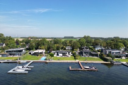 001 Reiger aan het Meer