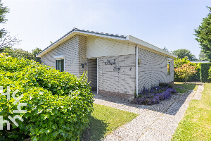 Vrijstaande 6 persoons bungalow met een grote natuurlijke tuin