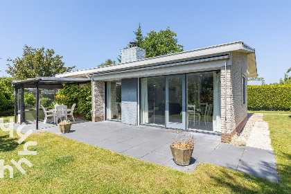 002 Vrijstaande 6 persoons bungalow met een grote natuurlijke tuin