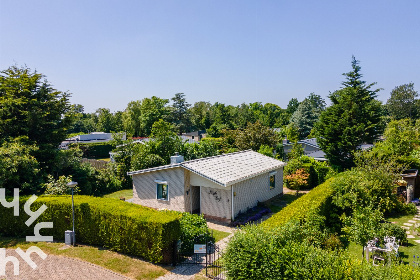 003 Vrijstaande 6 persoons bungalow met een grote natuurlijke tuin