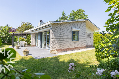 006 Vrijstaande 6 persoons bungalow met een grote natuurlijke tuin