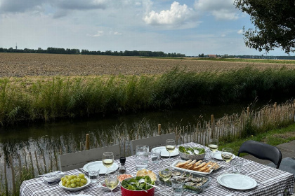 003 Huisje met vrij uitzicht over de polder en gelegen aan de Oosterschelde. Rust!