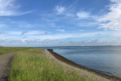 010 Huisje met vrij uitzicht over de polder en gelegen aan de Oosterschelde. Rust!