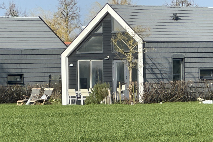 015 Huisje met vrij uitzicht over de polder en gelegen aan de Oosterschelde. Rust!