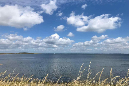 016 Huisje met vrij uitzicht over de polder en gelegen aan de Oosterschelde. Rust!