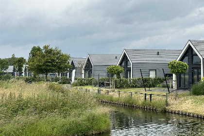 020 Huisje met vrij uitzicht over de polder en gelegen aan de Oosterschelde. Rust!