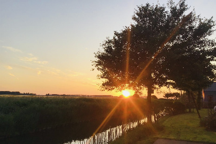 021 Huisje met vrij uitzicht over de polder en gelegen aan de Oosterschelde. Rust!