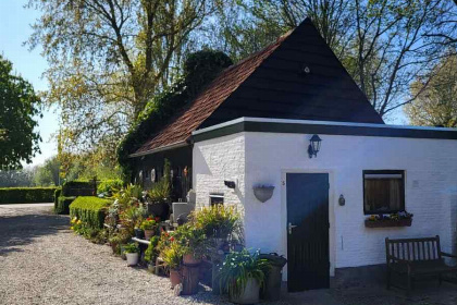 001 Een gezellig 5 persoons wagenhuis met eigen tuin, nabij strand in Dishoek