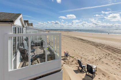 002 Strandhuisje voor 6 personen op strand Dishoek