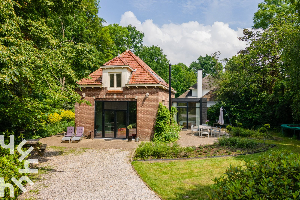 Een charmant 6 persoons koetshuis met open haard en ruime tuin in Koudekerke