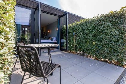 002 Hotelchique studio BRIES voor 2 personen met airco en priveterras | Dishoek   Van der Manderelaan 16
