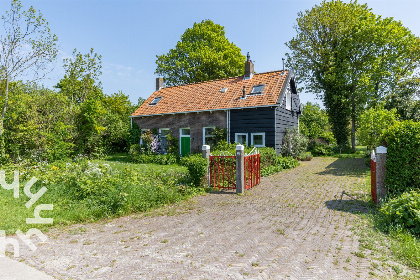 020 Ruim 7 persoons vakantiehuis in een groene omgeving en dichtbij het strand