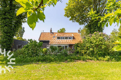 021 Ruim 7 persoons vakantiehuis in een groene omgeving en dichtbij het strand