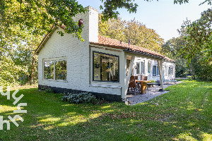 Ruime 6 persoons bungalow vlakbij het strand met veel privacy nabij Vlissingen