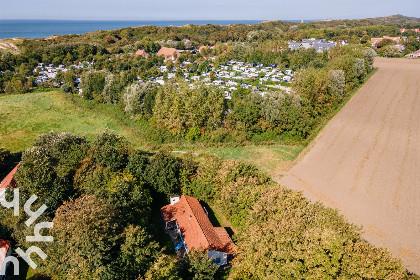 023 Ruime 6 persoons bungalow vlakbij het strand met veel privacy nabij Vlissingen