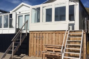 Slaapstrandhuisje bij Dishoek direct aan zee met panoramisch uitzicht en terras | 342