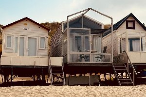 Slaapstrandhuisje op het strand van Dishoek met zeezicht en terras en plek voor vijf personen I 37