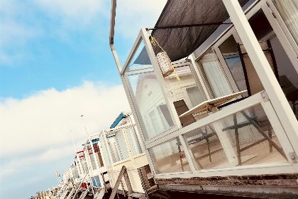 012 Slaapstrandhuisje op het strand van Dishoek met zeezicht en terras en plek voor vijf personen I 37