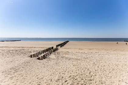 026 Slaapstrandhuisje op het strand van Dishoek met zeezicht en terras en plek voor vijf personen I 37