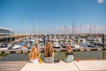 025 4 persoons vakantiewoning met verhoogde plafond op een vakantiepark in Nieuwvliet