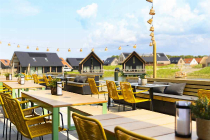 024 Luxe 8 persoons vakantiehuis met eigen binnenzwembad nabij het strand in Zeeland