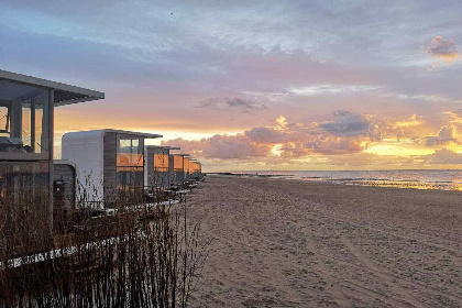 008 Uniek 6 persoons slaapstrandhuisje op het strand nabij Nieuwvliet Bad