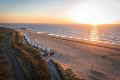 015 Uniek 6 persoons slaapstrandhuisje op het strand nabij Nieuwvliet Bad